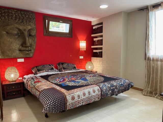 a bedroom with a bed with a head on the wall at Studio Alba Beach in El Campello
