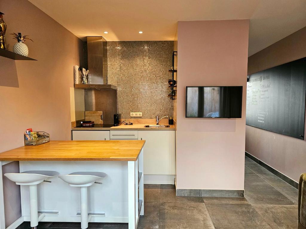 - une cuisine avec un comptoir et des tabourets dans l'établissement Zandvoort at Home I Free parking & Airco, à Zandvoort