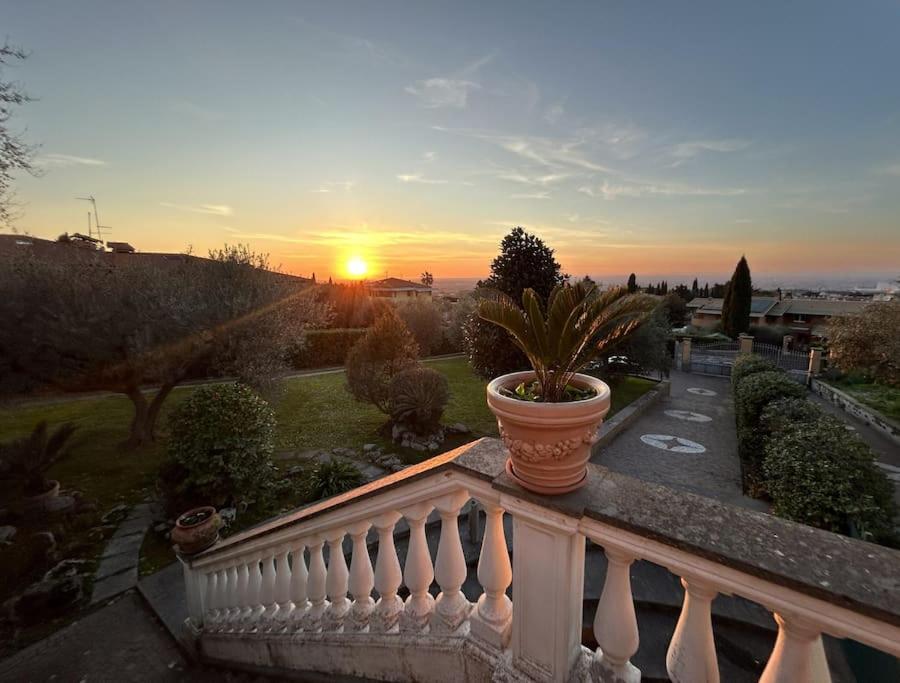 una vista su un tramonto da un balcone con piante di Entire apartment in villa with parking a Frascati
