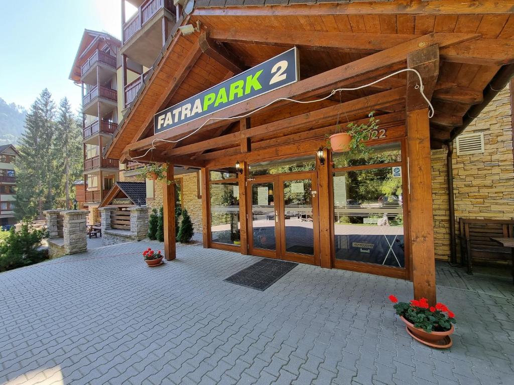 uma entrada para um edifício com uma placa em Fatrapark Apartments House 2 em Ružomberok