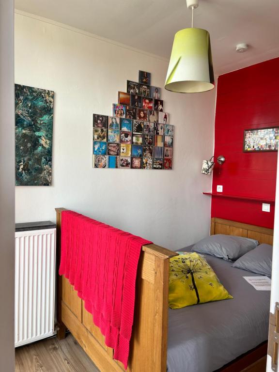 sypialnia z łóżkiem z czerwonym kocem w obiekcie Appartement Le Lavandou w mieście De Panne