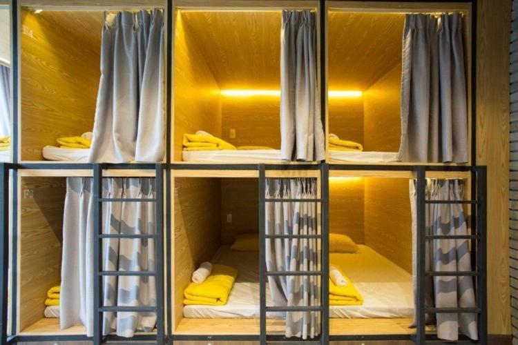 Habitación con 4 literas en una habitación en Dubai POD Capsule Hostel Near Sharaf DG & Burjuman Metro Station, en Dubái
