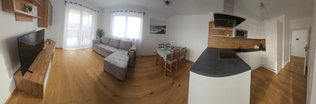 een woonkamer met een bank en een tafel bij Apartamente Rognean in Wölfnitz