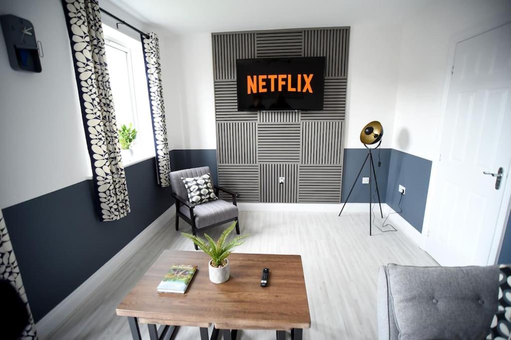 een woonkamer met een bord met Netflix bij Modern 4 bed - Lincoln - Parking in Lincoln