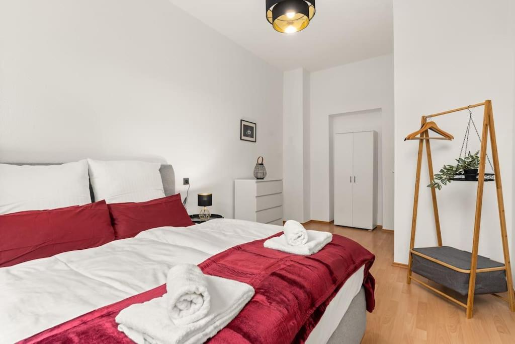 a bedroom with a bed with towels on it at Zentrales Apartment – 2 Boxspringbetten – Netflix in Kassel