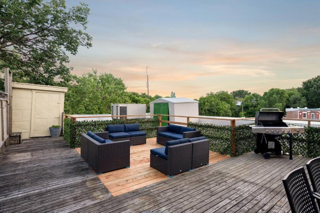 um deque com sofás, uma mesa e um piano em Penthouse / Sunset Private Terrace, 6Bdrs-13Guests em Montreal