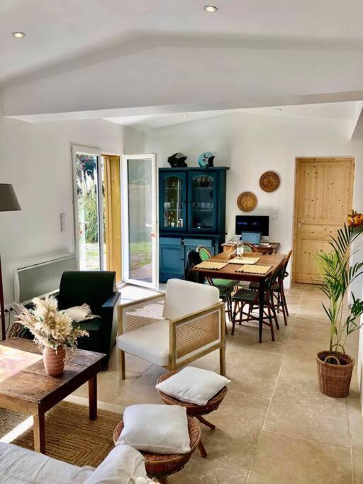 un salon avec une table et une salle à manger dans l'établissement Maison bois tout confort proche du lac et de l'océan, à Hourtin