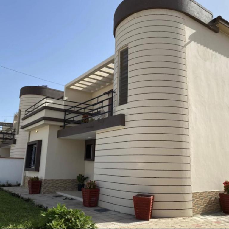 una gran casa blanca con una espiral en PARADISE VIEW #73, en Banjul