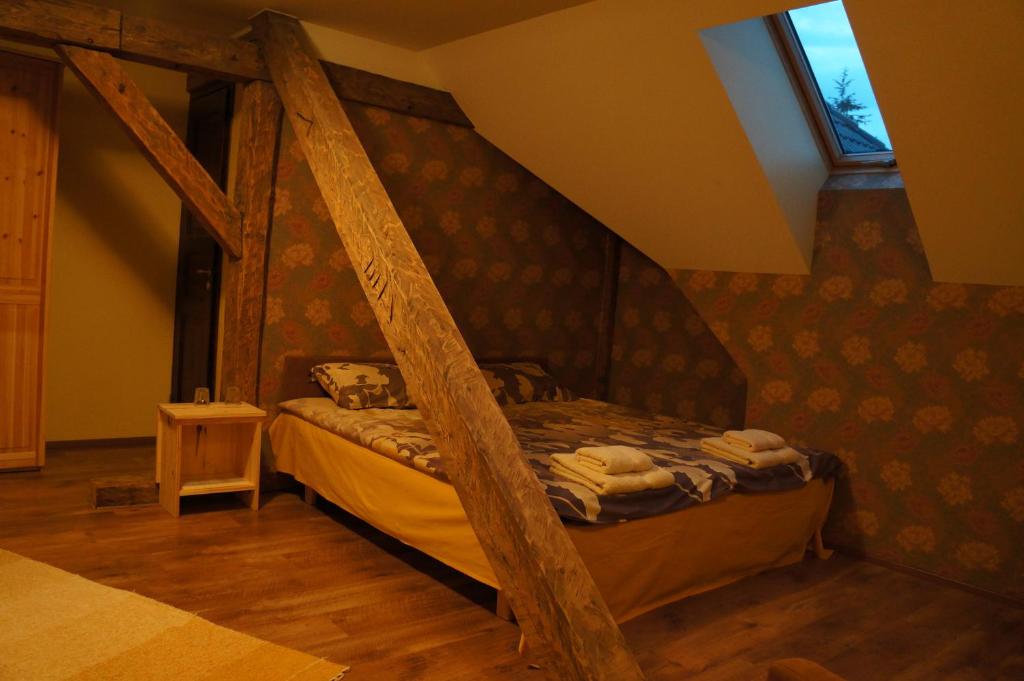 Voodi või voodid majutusasutuse Pööni Tavern & Guesthouse toas