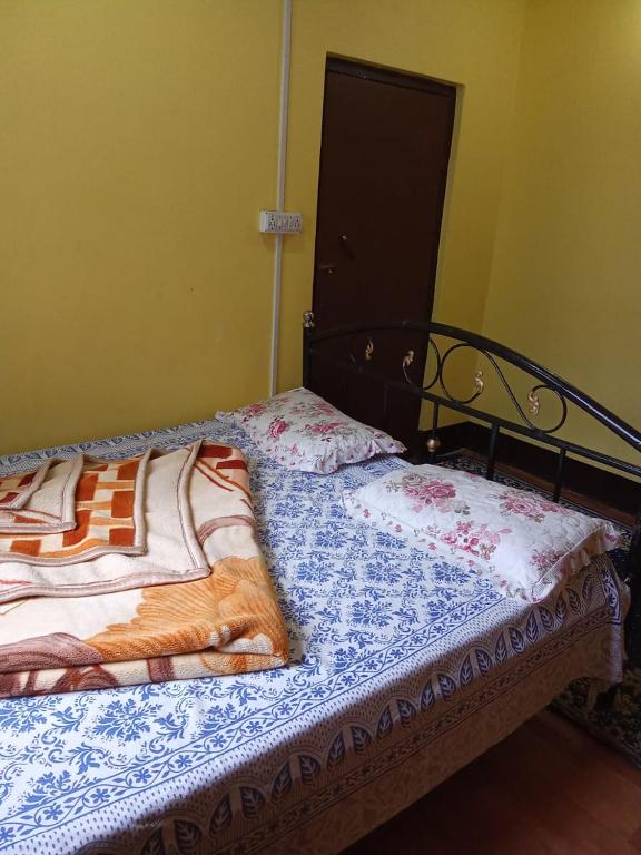 Voodi või voodid majutusasutuse Benus Darjeeling Home A Backpacker Hub toas