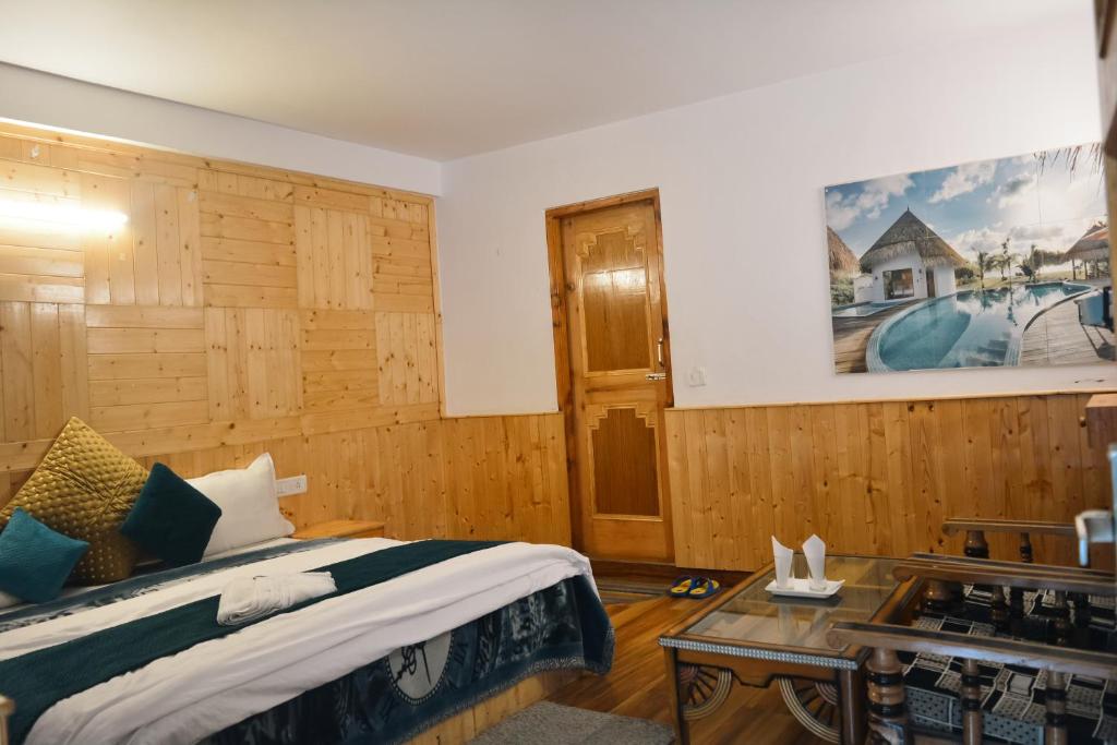 Postel nebo postele na pokoji v ubytování Hotel Neelgiri - Manali Diaries