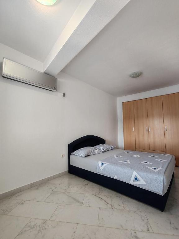 Postel nebo postele na pokoji v ubytování Villa Maxima u blizini plaže sa garažom i sigurnosnom kamerom