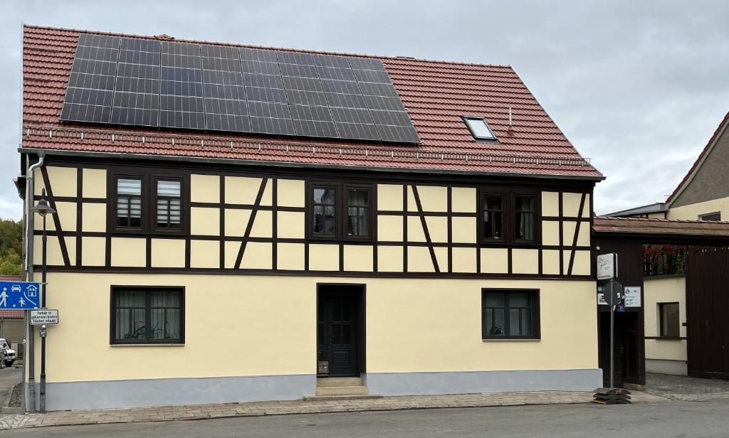 Landpension und Reiterhof Peter Fiala في Utzberg: منزل على السطح مع لوحات شمسية