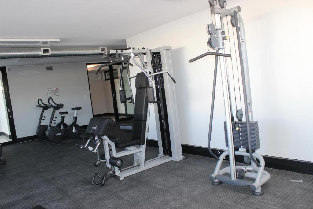 un gimnasio con varios equipos de ejercicio en una habitación en 77 Independence Apartment, en Windhoek