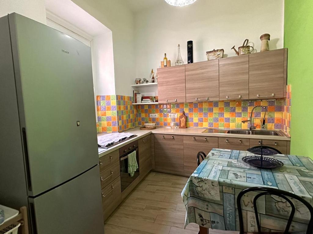 eine Küche mit einem Kühlschrank und einem Tisch darin in der Unterkunft Sirtori 8A in Quartu SantʼElena