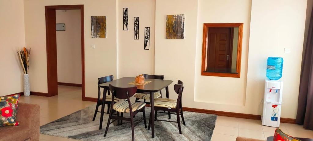 ein Esszimmer mit einem Tisch und Stühlen in einem Zimmer in der Unterkunft CASBAH HOMES in Nairobi