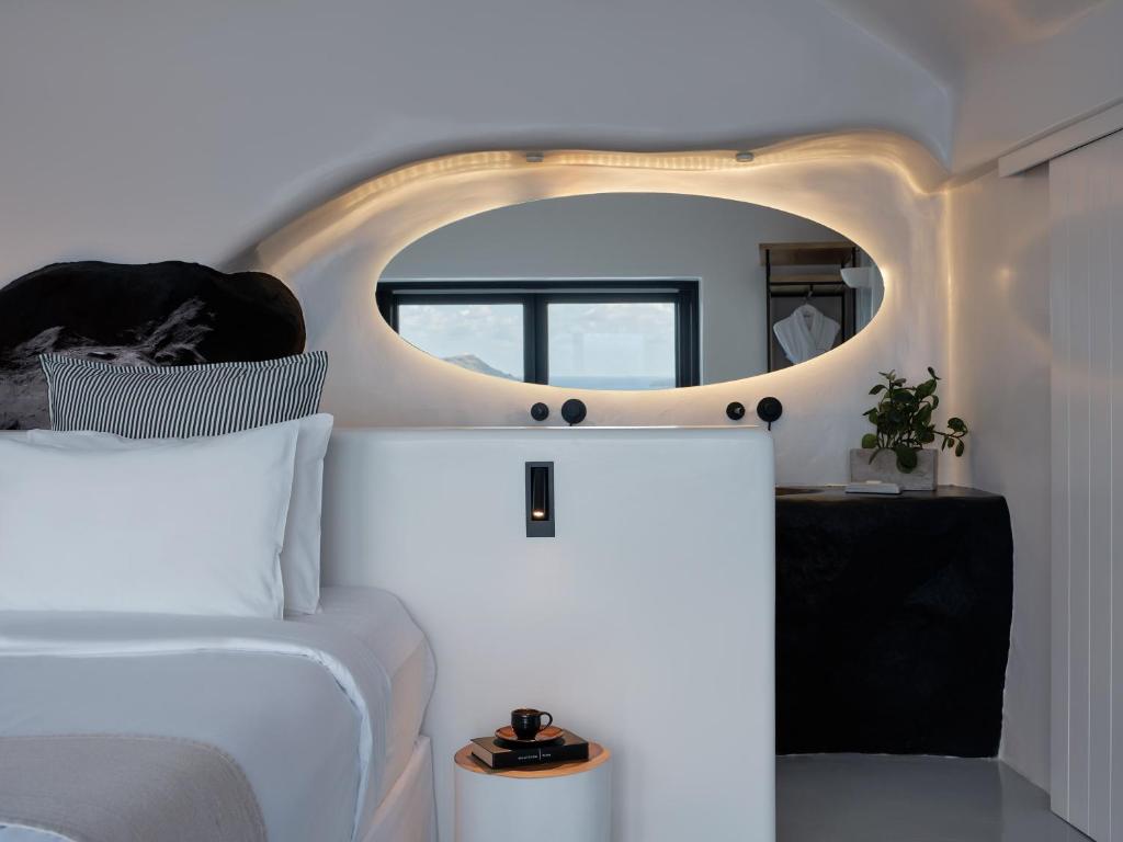 Postel nebo postele na pokoji v ubytování Olvos Luxury Suites