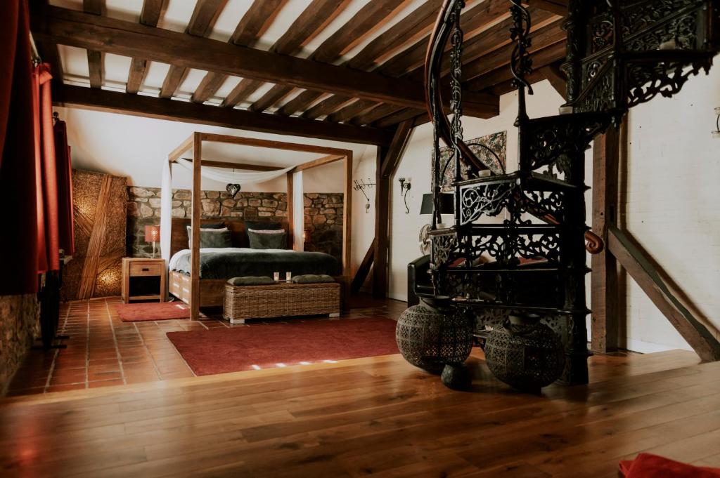Postel nebo postele na pokoji v ubytování L'Eden - Suite privative avec jacuzzi et sauna