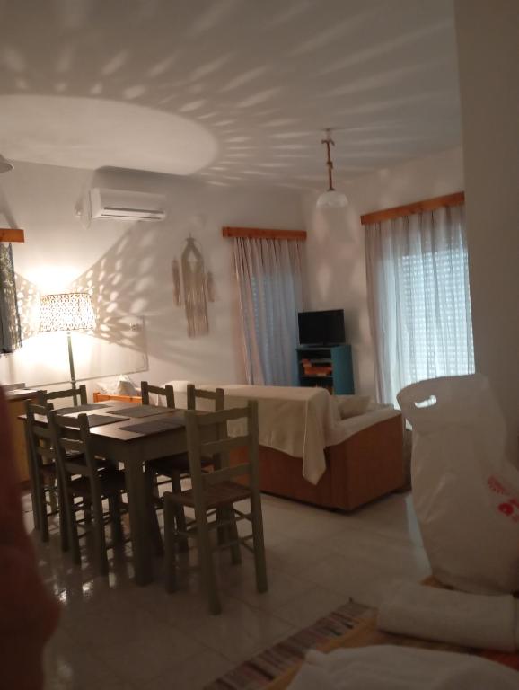 salon ze stołem i łóżkiem w obiekcie Green House w mieście Karistos