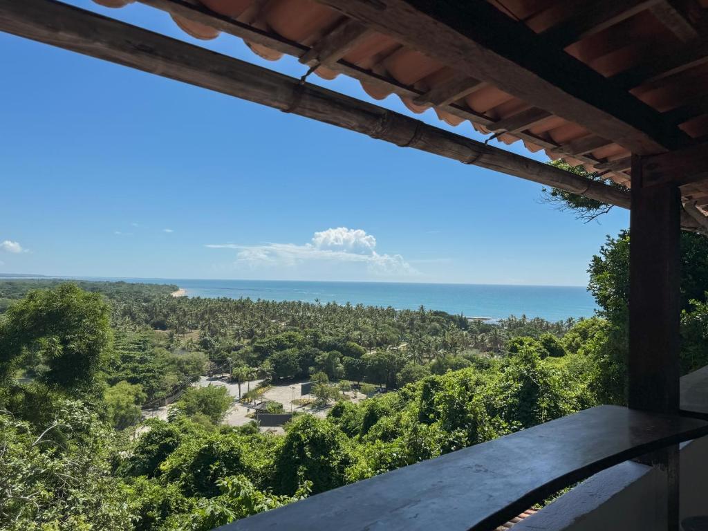 una vista sull'oceano dal portico di una casa di Vila Rita Hostel Arraial d'Ajuda a Arraial d'Ajuda