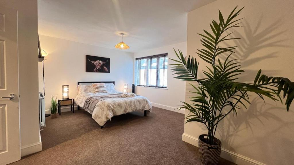 a bedroom with a bed and a potted plant at Apartment Shoreditch Bricklane in London