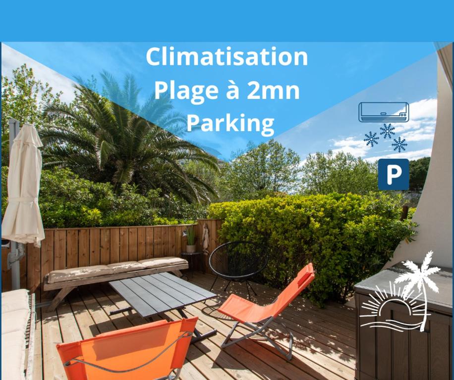 een patio met 2 stoelen, een tafel en een bank bij Le Murmure du Palmier * Mer à 2 min * Parking Privé * Terrasse in La Grande-Motte