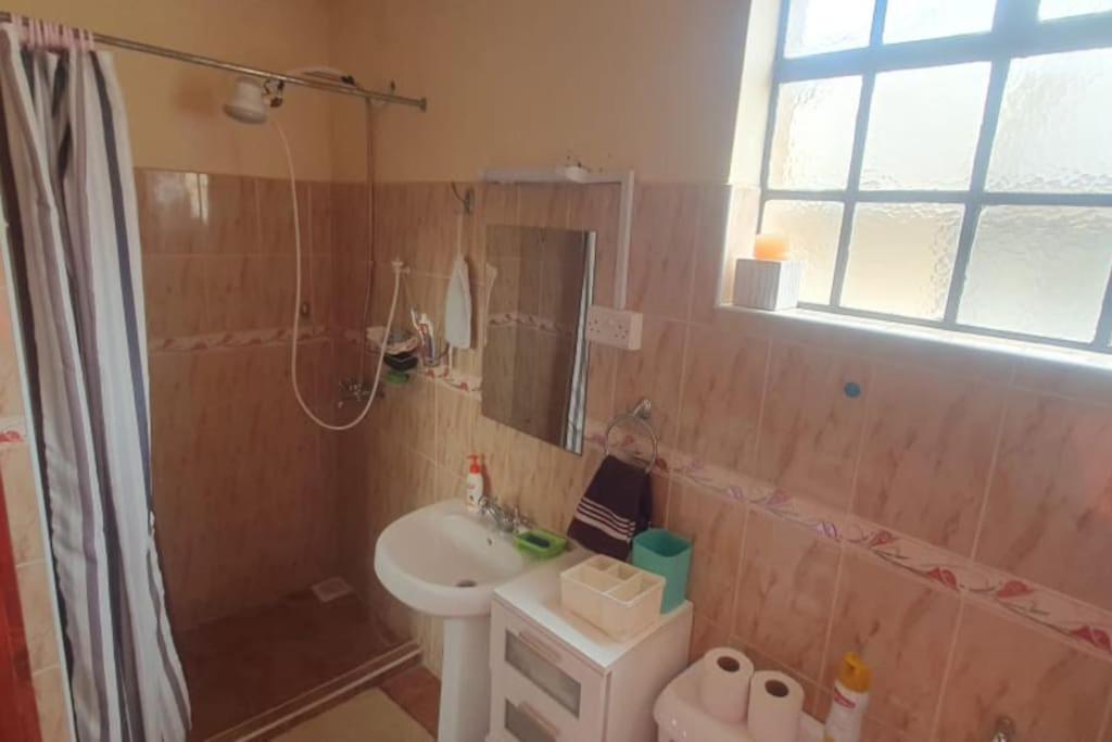 Bilik mandi di KAREN 2BR Fully furnished apt NAIROBI KENYA