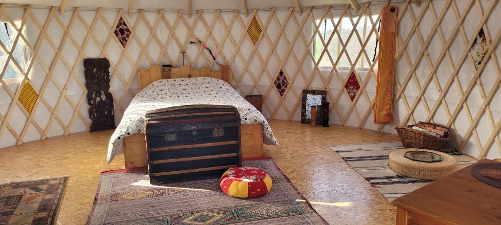 um quarto com uma pequena cama numa tenda em Du Gîte à la Terre em Saint-Gaudens