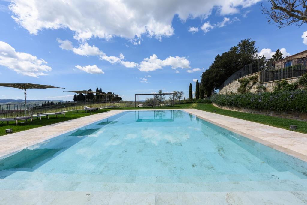 duży basen z niebieską wodą w obiekcie Villa Conca d'Oro by Mmega w Greve in Chianti