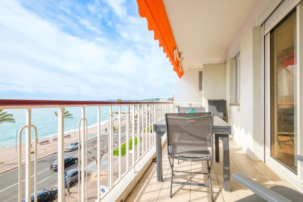 un balcon avec une table et une vue sur l'océan dans l'établissement Angelina - Belle vue mer Le003, à Cagnes-sur-Mer