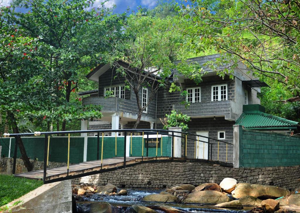 una casa en un puente sobre un río en Linwood Bungalow, en Kandy