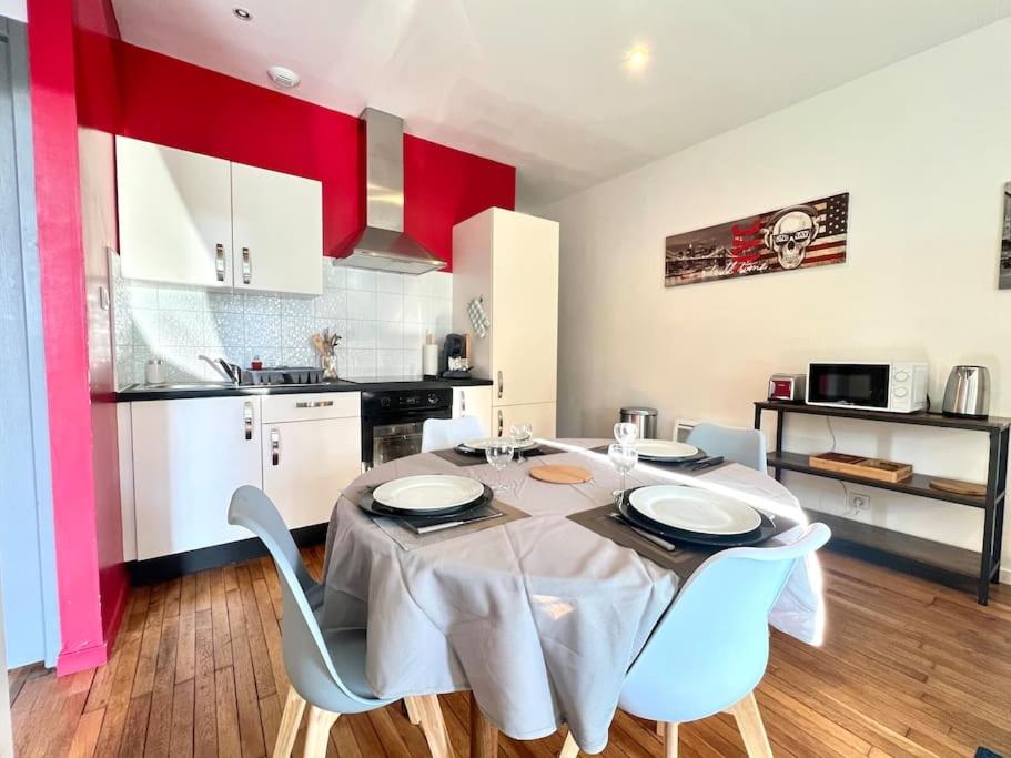a kitchen with a table and chairs in a room at Le Calypso, superbe T3+Parking proche du centre in Poitiers