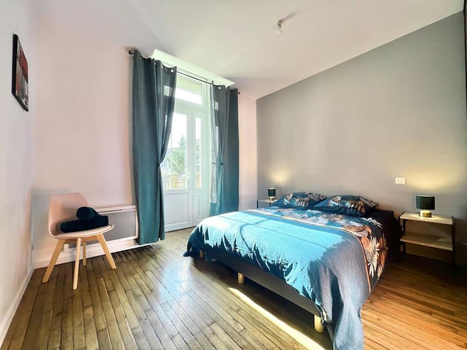 a bedroom with a bed and a chair and a window at Le Calypso, superbe T3+Parking proche du centre in Poitiers