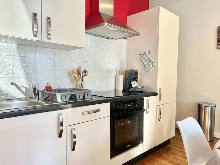 a kitchen with a sink and a stove at Le Calypso, superbe T3+Parking proche du centre in Poitiers