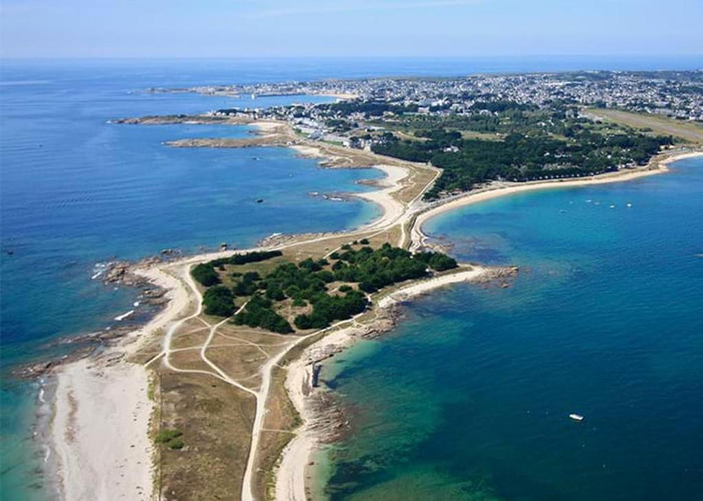 an aerial view of a group of islands in the water at Camping Quiberon Mobilhomes bord de mer Conguel in Quiberon