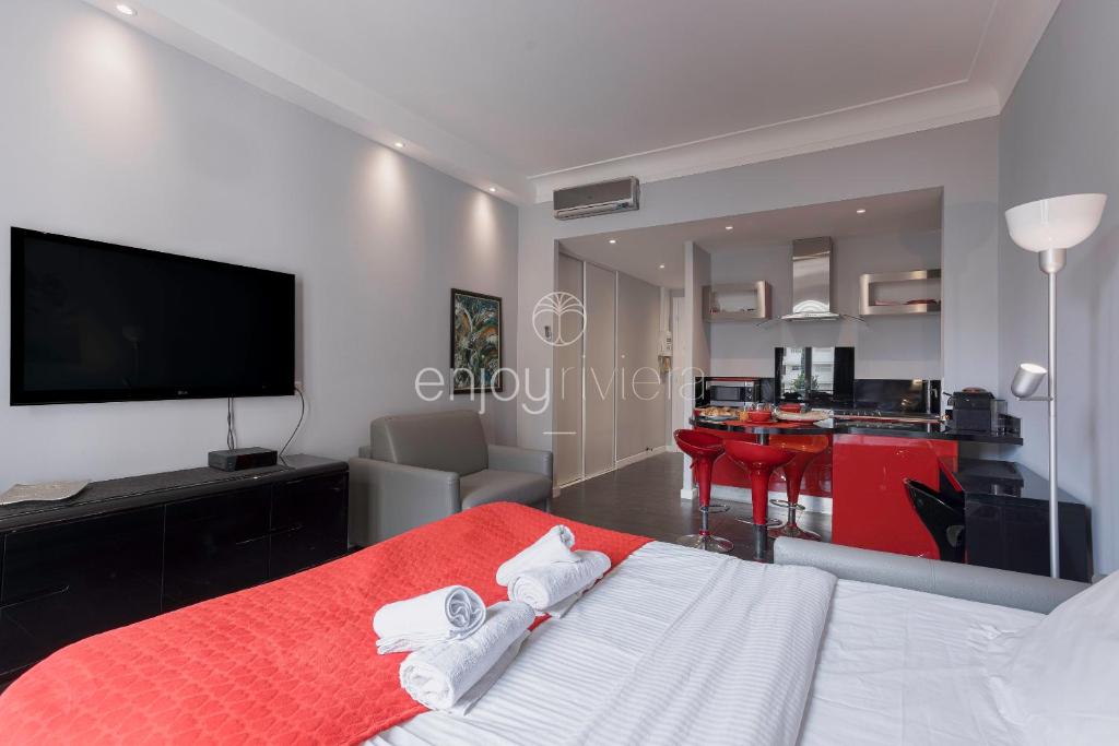 Televízia a/alebo spoločenská miestnosť v ubytovaní Palais Miramar - Suite & B31 - Croisette Emplacement Unique - 20M Plage - WIFI - Clim