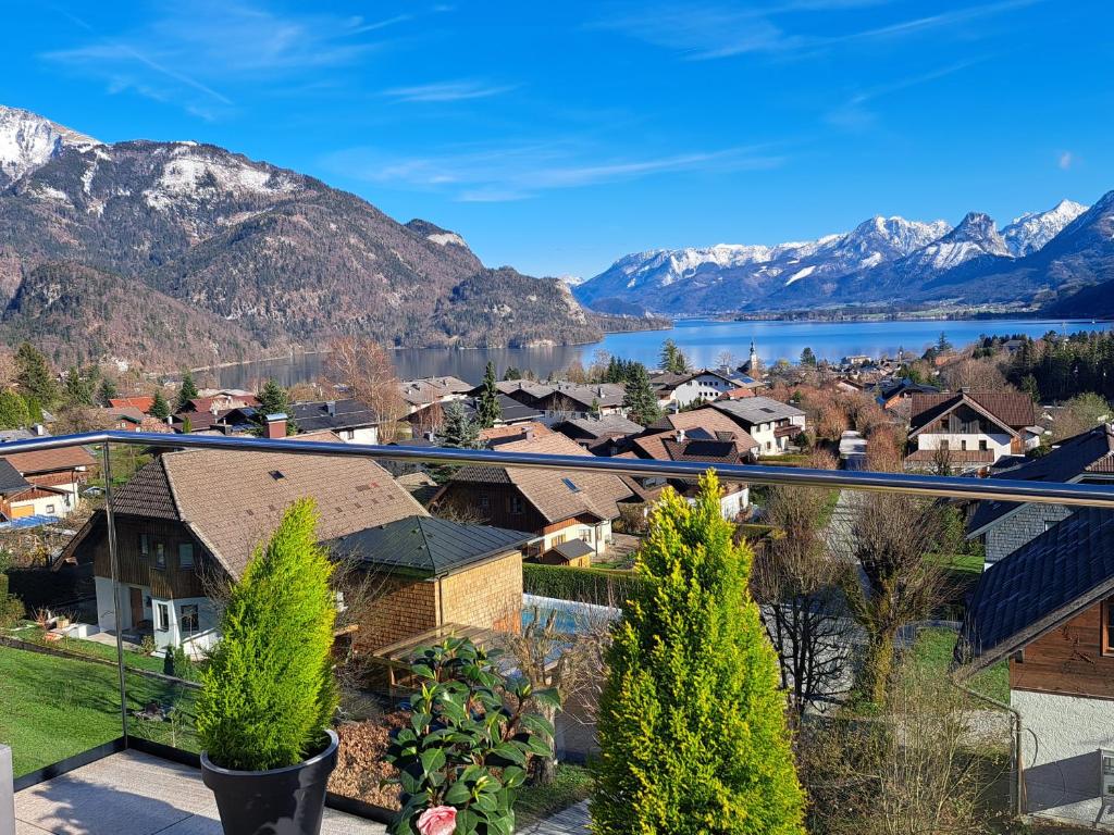 - une vue sur une ville avec un lac et des montagnes dans l'établissement Traum Blick Sankt Gilgen, à Sankt Gilgen