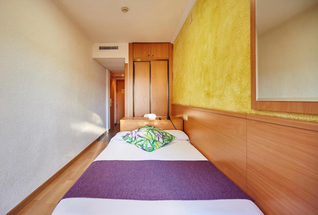A bed or beds in a room at Hotel Samba