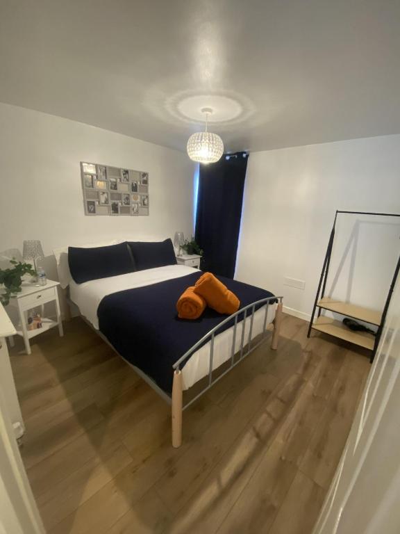 1 dormitorio con 1 cama con 2 almohadas de color naranja en Chapel Court - Worcester City Centre - Free Parking Available - Entire Apartment - Self Check-In - Outside Space - Free WI-FI en Worcester
