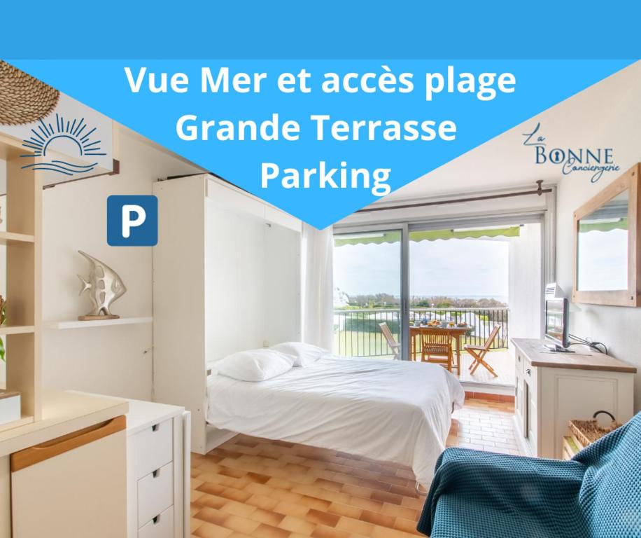 a white bedroom with a bed and a balcony at Les dunes * parking privé * piscine * Aperçue mer in La Grande-Motte
