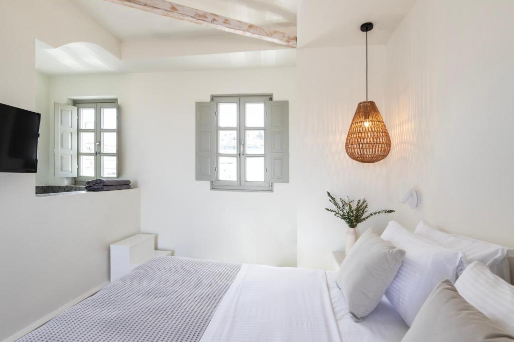 Postel nebo postele na pokoji v ubytování Frescoes Luxury Suites By KB Hospitality