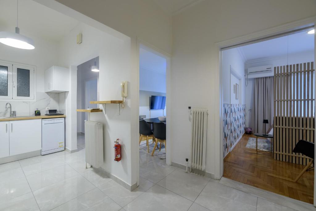 Fully Renovated Flat in Prime Athens Location的厨房或小厨房