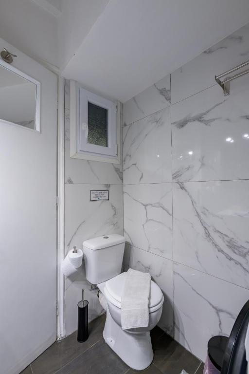Fully Renovated Flat in Prime Athens Location的一间浴室