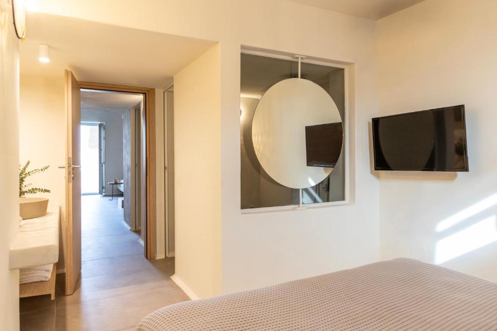 TV a/nebo společenská místnost v ubytování Frescoes Luxury Suites By KB Hospitality