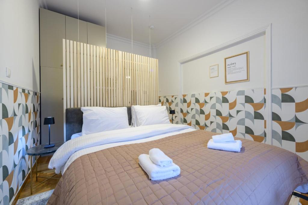 Fully Renovated Flat in Prime Athens Location客房内的一张或多张床位