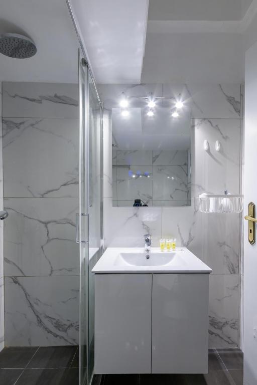 Fully Renovated Flat in Prime Athens Location的一间浴室