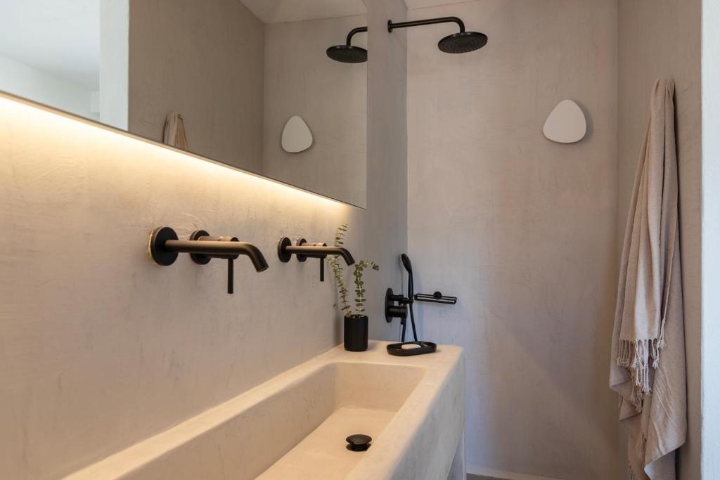 Koupelna v ubytování Frescoes Luxury Suites By KB Hospitality