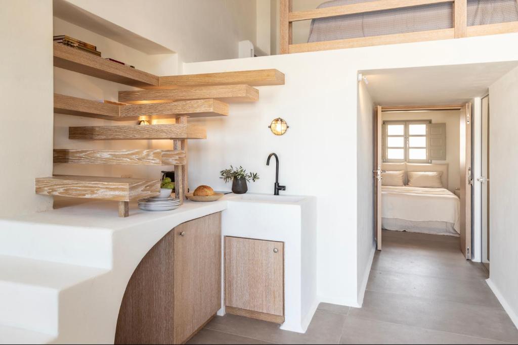 Kuchyň nebo kuchyňský kout v ubytování Frescoes Luxury Suites By KB Hospitality