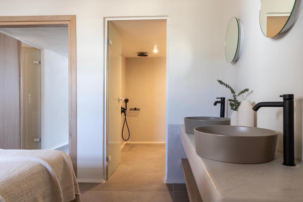 Postel nebo postele na pokoji v ubytování Frescoes Luxury Suites By KB Hospitality