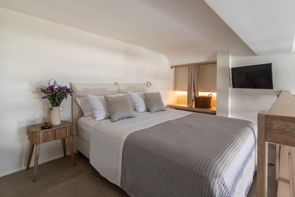 Postel nebo postele na pokoji v ubytování Frescoes Luxury Suites By KB Hospitality